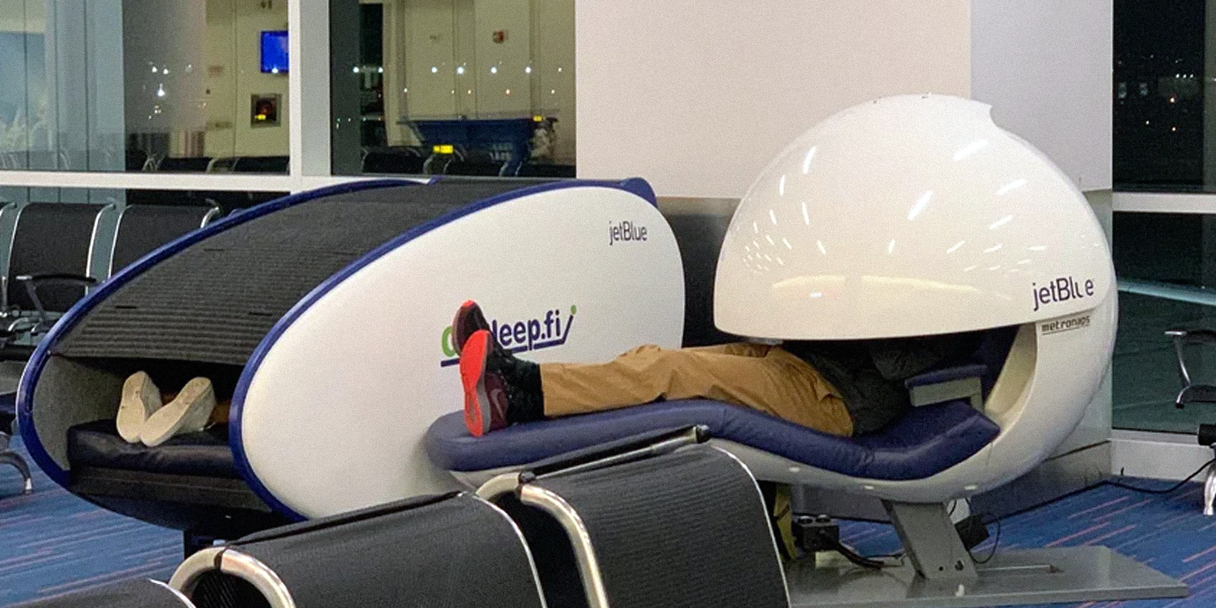 People resting in sleeping pods at an airport | Source: Reddit/mildlyinteresting