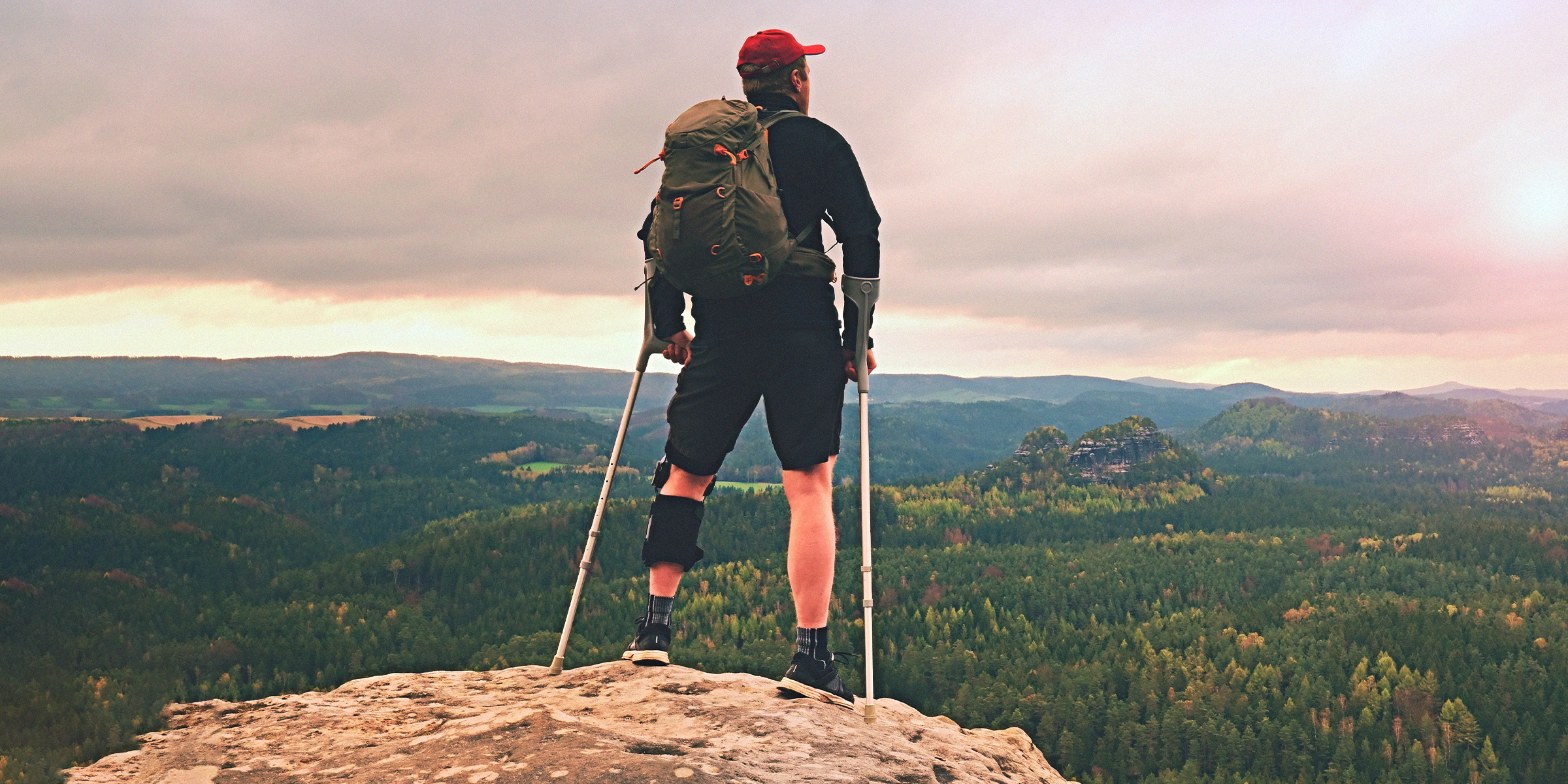 A man wearing a knee brace while hiking | Source: