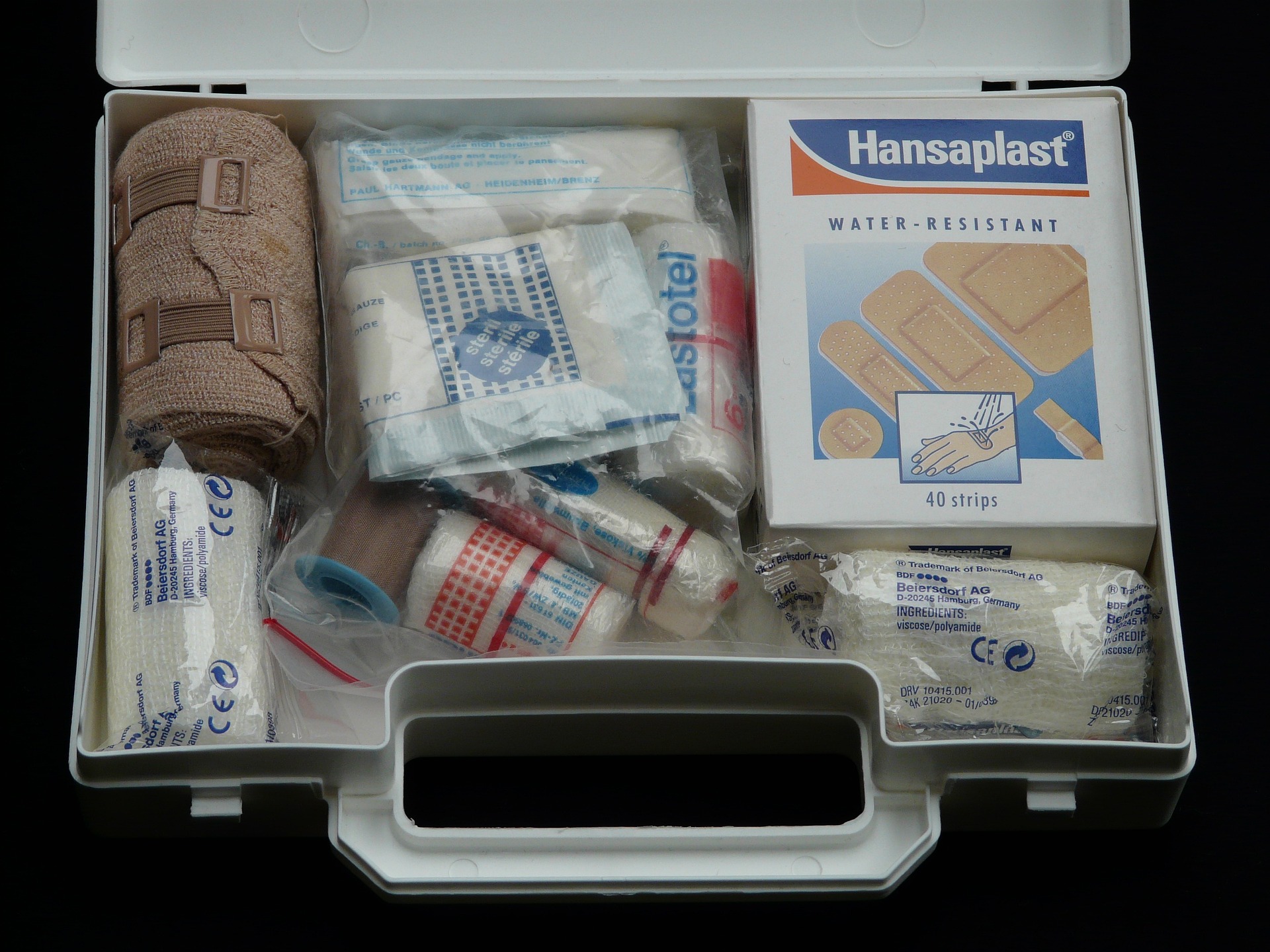 A first aid kit | Source: Pixabay